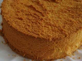 12、牛奶戚枫蛋糕,烤箱预热,115度烤40分钟,再135度烤40分钟就好了,烤好后倒扣,凉后脱模。