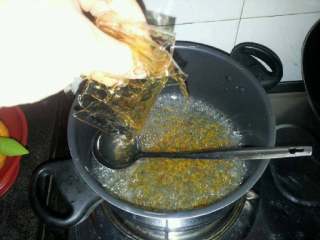 4、桂花糕,4.再加入3片吉利丁片煮沸均匀