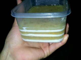 7、桂花糕,7.先倒入一大勺子，我用汤勺子比较大，先一层椰汁浆放冰箱急冻10分钟至表面凝固，再重复一层桂花，如此类推