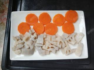 6、狭鳕鱼糕,蒸好的藕丁和胡萝卜片取出