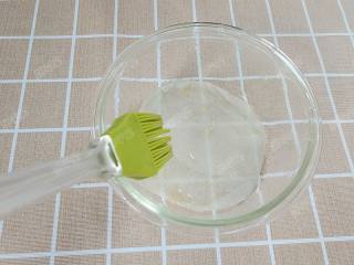 11、狭鳕鱼糕,准备一个耐高温的碗,底部垫油纸,碗壁刷油