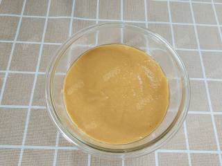 12、狭鳕鱼糕,将搅打好的鳕鱼糊倒入碗中