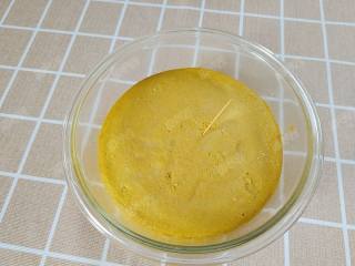 15、狭鳕鱼糕,取出,用牙签插进鱼糕底部,没有湿糊带出就表示熟了