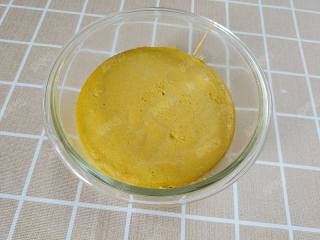 16、狭鳕鱼糕,用牙签围绕着碗壁划一圈,将鱼糕与碗分离开