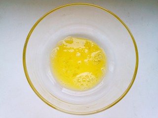 1、粗粮炉果,将鸡蛋打散。