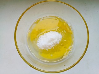 2、粗粮炉果,加入玉米油和白糖。