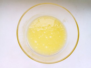 3、粗粮炉果,搅拌成糖油乳化的状态。