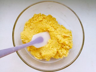 5、粗粮炉果,压拌至无干粉。