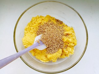 6、粗粮炉果,加入芝麻。