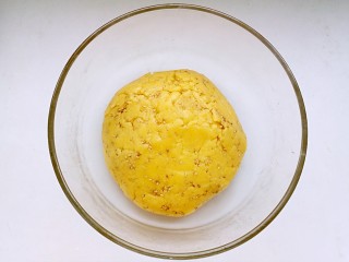 7、粗粮炉果,用刮刀和成团。