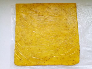 8、粗粮炉果,放入保鲜袋中擀成正方形。