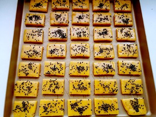 11、粗粮炉果,摆入烤盘。