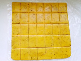 9、粗粮炉果,剪开保鲜袋，切成小块。