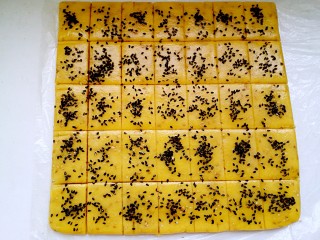 10、粗粮炉果,表面刷上蛋液，撒上芝麻。