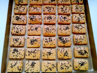 12、粗粮炉果,将烤盘放入预热175度烤箱中，上下火，烤15至18分钟，取出晾凉，密封保存。