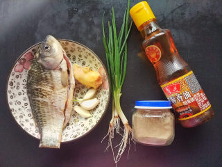 1、麻油鲫鱼浓汤,准备好材料