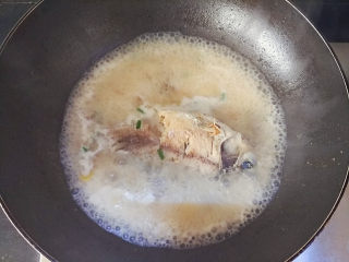 7、麻油鲫鱼浓汤,熬煮到乳白色，再加入适量的盐调味，散点葱花