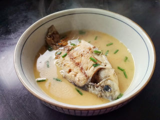 8、麻油鲫鱼浓汤,浓浓乳白色的鲫鱼汤完成，香气扑鼻，想要喝浓汤就要破壁机帮忙