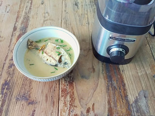 9、麻油鲫鱼浓汤,鲫鱼汤微微凉晾，这样保护料理杯