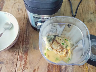 11、麻油鲫鱼浓汤,再把热汤倒入料理杯中，葱姜蒜不用挑掉，全部倒入一起搅打