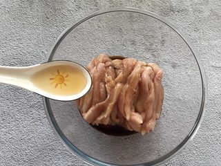 3、香酥鸡肉条,加入一勺料酒