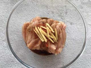 8、香酥鸡肉条,放入姜丝搅拌均匀腌制半小时以上
