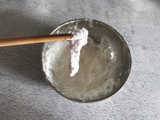 9、香酥鸡肉条,腌制好后裹上一层淀粉