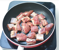 3、糖醋小排,锅里倒入油,烧至7成热,放入排骨。