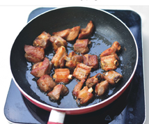 4、糖醋小排,转中火将排骨煎至两面成金黄色后捞出备用。