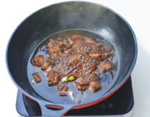 8、糖醋小排,小火焖约30分钟,煮排骨熟烂。