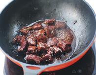 9、糖醋小排,大火收浓汤汁,撒上熟的白芝麻即可。