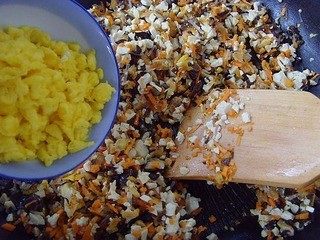 7、美味包子~,再将豆腐丁、鸡蛋一同放入锅中翻炒均匀盛出