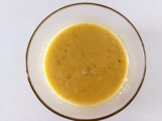 4、香蕉蓝莓松饼,与香蕉泥搅拌均匀