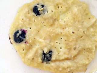 8、香蕉蓝莓松饼,倒入面团，饼大小自己进行控制哈，煎2-3分钟，当表面出现气泡基本成型既可以翻面