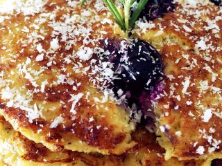 10、香蕉蓝莓松饼,最后可用椰丝、蓝莓进行简单装饰