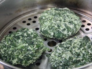 10、红薯叶窝窝头（80、90后童年美食）,上锅蒸20分钟、闷5分钟