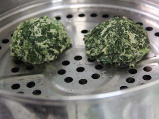 12、红薯叶窝窝头（80、90后童年美食）,上锅蒸20分钟、闷5分钟