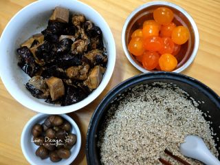 1、吉祥三宝粽（咸蛋黄 五花肉 栗子）,至此，所有材料准备好啦！