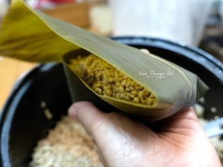 3、吉祥三宝粽（咸蛋黄 五花肉 栗子）,剩下2/3的粽叶往上折叠，盖住糯米。