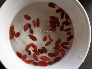 2、秋季润肺养颜，来一碗红枣银耳羹,枸杞洗净后稍浸泡待用