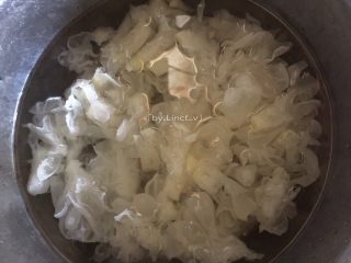 9、秋季润肺养颜，来一碗红枣银耳羹,倒入银耳继续大火煲开