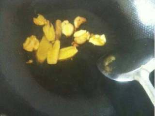 2、下奶的鲫鱼汤,热锅放姜片爆香