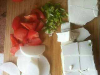 5、下奶的鲫鱼汤,豆腐切块.西红柿滚刀块.葱切花.萝卜切片-