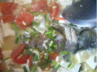 8、下奶的鲫鱼汤,最后放胡椒粉.盐.葱花即可