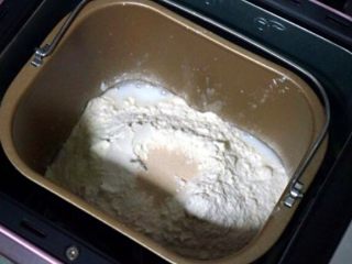 1、蔓越梅手撕面包,除黄油外其余材料放入面包机中，按揉面程序和面团。