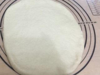 4、蔓越梅手撕面包,拿出面团，揉搓排气。擀成厚片。