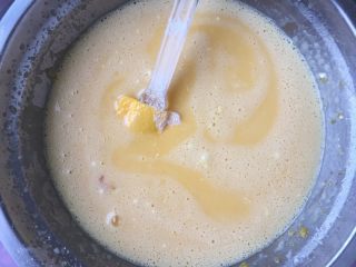 5、蔓越梅手撕面包,炼乳加黄油放微波炉加热半分钟，搅拌均匀。