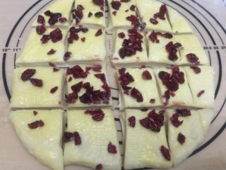 7、蔓越梅手撕面包,用刀划成小方块。