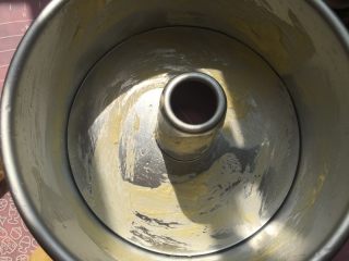 8、蔓越梅手撕面包,模具内面抹黄油。