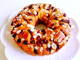 10、蔓越梅手撕面包,烤箱预热，上下火中下层，180度烤35分钟，脱模。